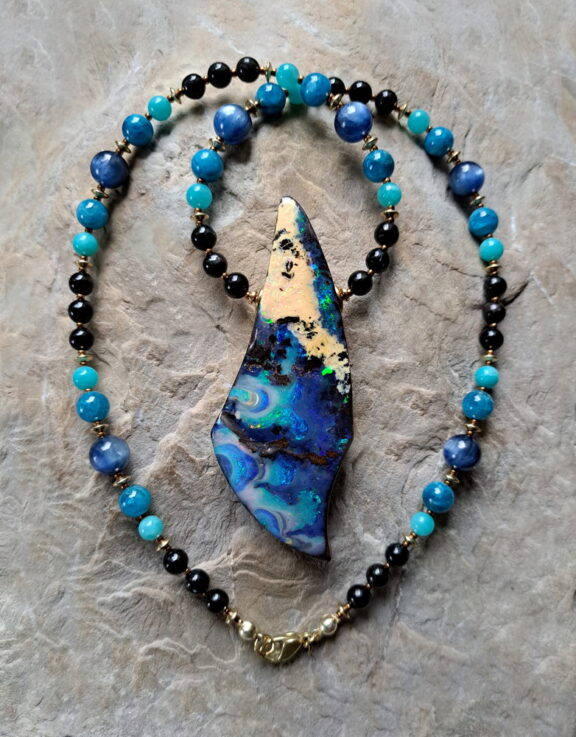 Boulderopal Anhänger XXL an einer PErlenkette aus Kyanit-, Amazonit-, und Apophyllitperlen - Natursteinkette - Rarität