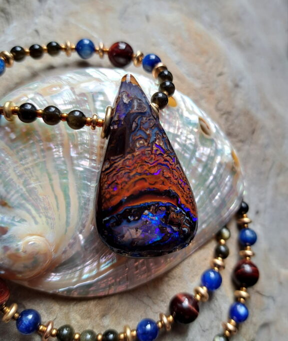 Boulder Opal Naturstein Anhänger rot-braun-blau
