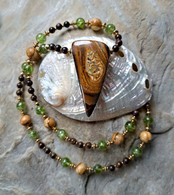 Boulderopal Anhänger an Perlenkette aus Landschaftsjaspis, Peridot und Bronzit