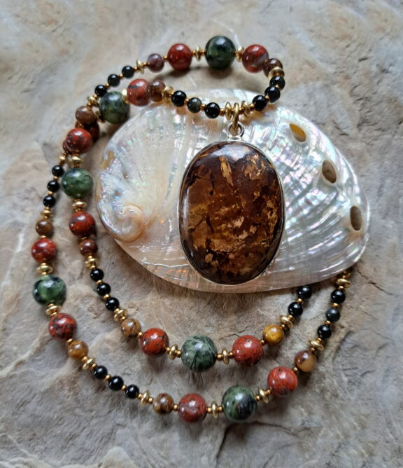 Bronzit Heilstein Amulett an Edelsteinperlenkette aus Jasoi, Chalcedon, Pietersit und Obsidian