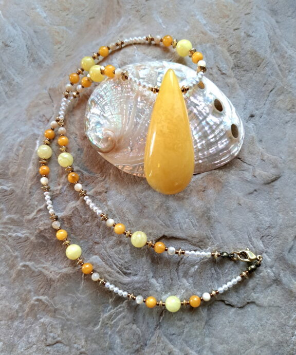 Butterscotch Bernstein Amulette an einer Perlenkette aus Perlmutt, Bernstein und Süsswasserperlen