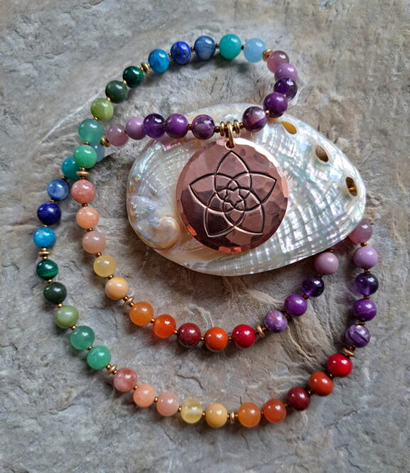 Venusblumen Amulett aus Kupfer an Chakra Heilstein Kette
