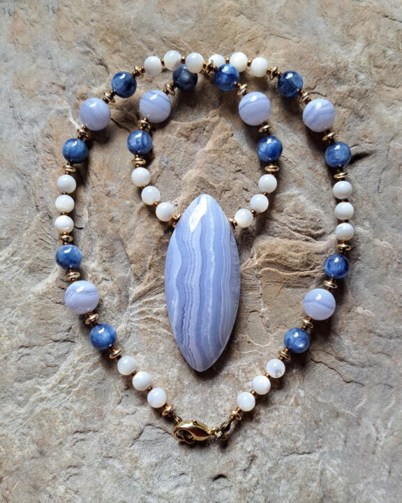 Chalcedon Amulett selbst geschliffen an einer Edelsteinkette aus Chalcedon, Kyanit und Permutt