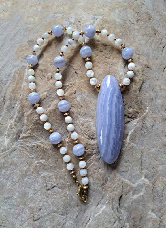 Chalcedon Anhänge selbst geschliffen mit Edelsteinkette aus Perlmutt und Chalcedon