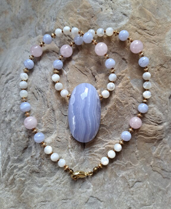 Chalcedon Anhänger selbst geschliffen an Edelsteinkette mit Perlmutt, Morganit und Chalcedon Perlen