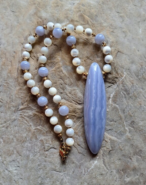 Chalcedon Amulett Anhänger Edelsteinkette Heilsteinschmuck