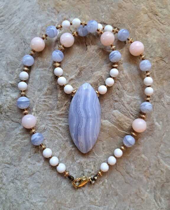 Blaues Chalcedon Amulett an Heilsteinkette aus Andenopal- und Magnesitperlen - Handwerkskunst