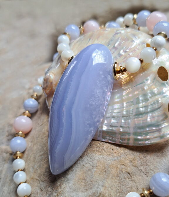Handgeschliffener Chalcedon Edelsteinanhänger