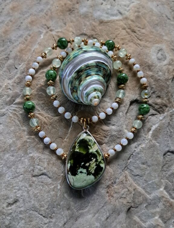 Chalcedon-Anhänger an Edelsteinkette aus Perlmutt, Prehnit und Chalcedon - Echtschmuck als Perlenkette