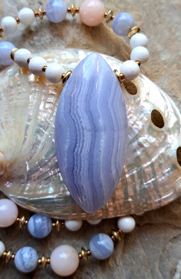 Hand geschliffenes Chalcedon Amulett