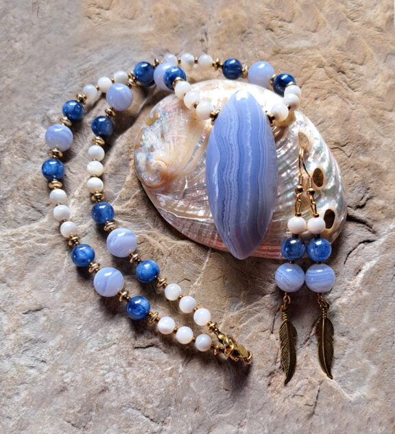 Blauer Chalcedon-Schmuck: Handgeschliffenes Amulett an Perlenkette aus Kyanit und Chalcedon mit Ohrringen