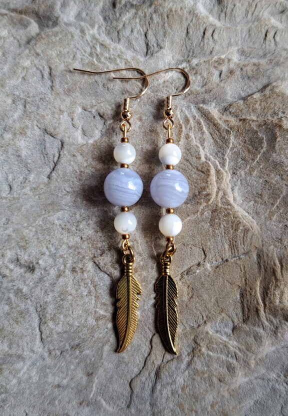 Feder-Ohrringe an Sterling-Silber, vergoldet, verziert mit Heilstein-Perlen aus Perlmutt und blauem Chalcedon - energetischer Seelenschmuck