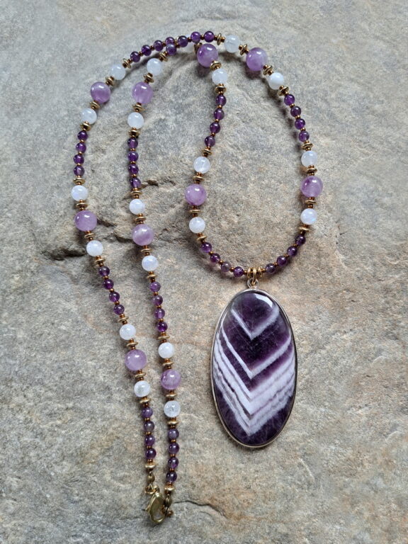 Chevron Amethyst Anhänger an Heilstein Kette aus Lavendelquarz, Mondstein und Amethyst Perlen