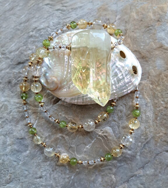 Citrin Spitze Anhänger an Perlenkette aus Rutilquarz, Peridot und Bergkristall