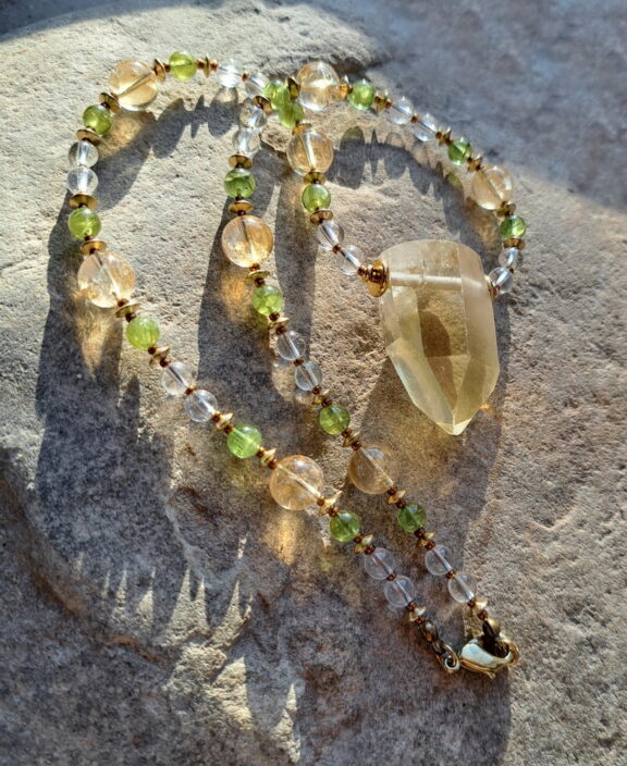 Citrin-Spitzen-Anhänger mit Peridot und Bergkristall – spiritueller Edelsteinschmuck für Yoga, Reiki und Meditation