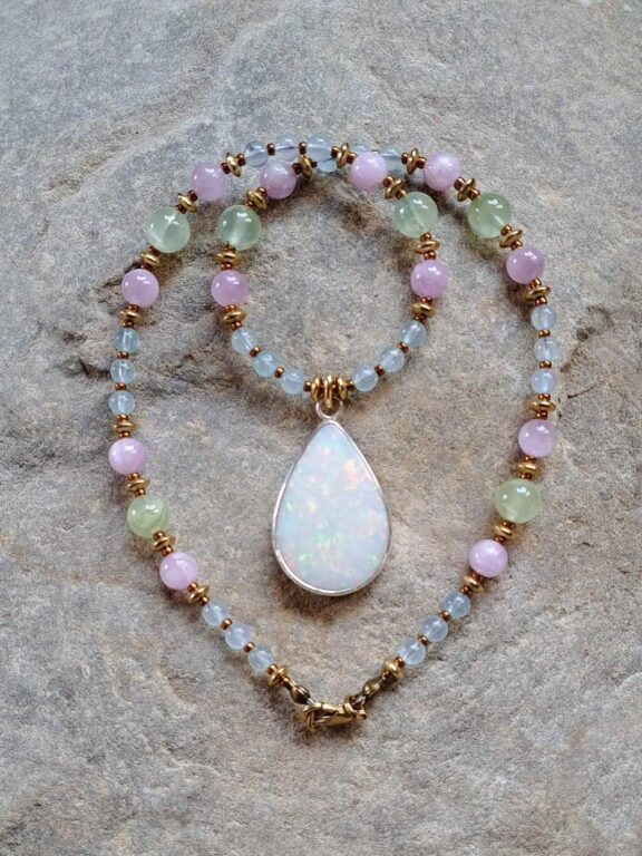 Coober-Pedy-Opal-Anhänger an Heilsteinkette aus Kunzit, Prehnit und Aquamarin - Edelschmuck