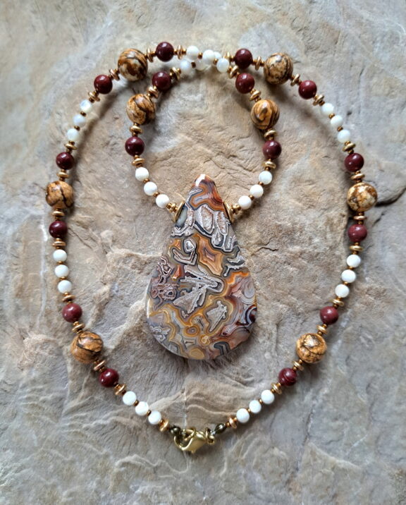 Crazy Lace Achat Amulett an Perlenkette aus Perlmutt, Mookait und Landschaftsjaspis