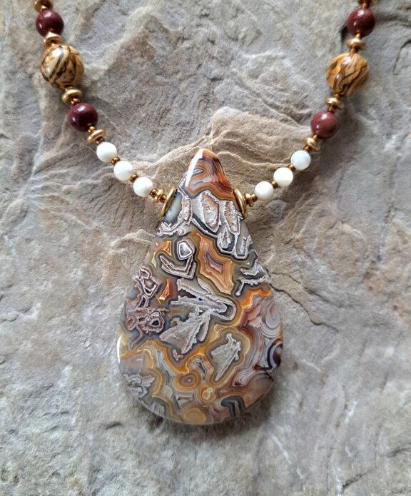 Handgeschliffener Crazy Lace Achat Anhänger