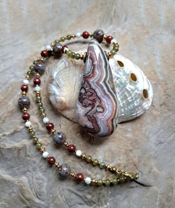 Crazy Lace Edelsteinanhänger an einer Perlenkette aus Perlmutt, Turitella Achat, Grossular und Jaspis rot - handgemacht