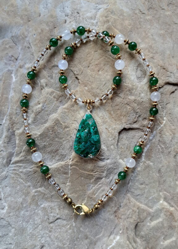 Dioptas Rohstein Anhänger an Edelstein Kette aus Euchlorit, Bergkristall und Mondstein Heilstein Perlen