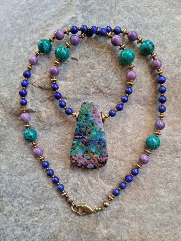 Edler Edelschmuck: Boulder-Opal-Anhänger an Kette aus Edelsteinperlen - von Hand gefertigt