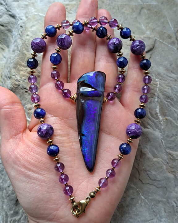 Schamanischer Schmuck als Perlenkette: Boulder-Opal-Anhänger mit Edelsteinperlen - von Hand gefertigt