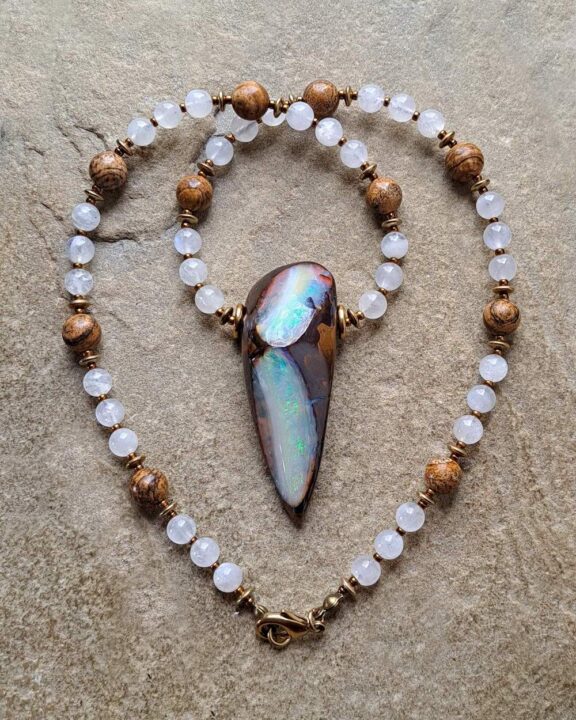 Boulder-Opal-Anhänger an Edelsteinkette aus Mondstein und Jaspis - hochwertiger Brautschmuck