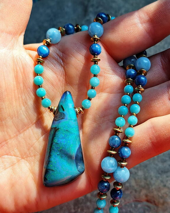 Opal-Schmuck als Edelsteinkette: Boulder-Opal-Anhänger mit Edelsteinperlen - von Hand gefertigt