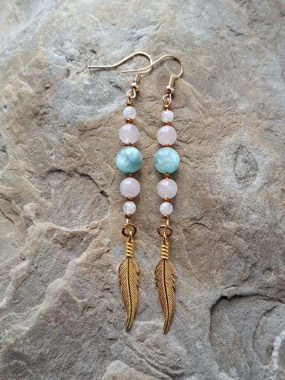 Unikatschmuck: Edelstein-Ohrringe aus Angelit- und Mondsteinperlen