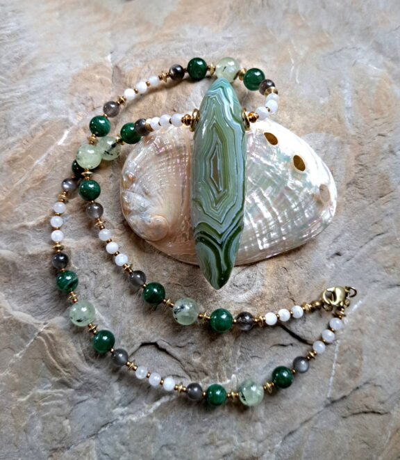 Edelsteinkette aus einem Augenachatamulett und Prehnit-, Mondstein-, und Euchloritperlen