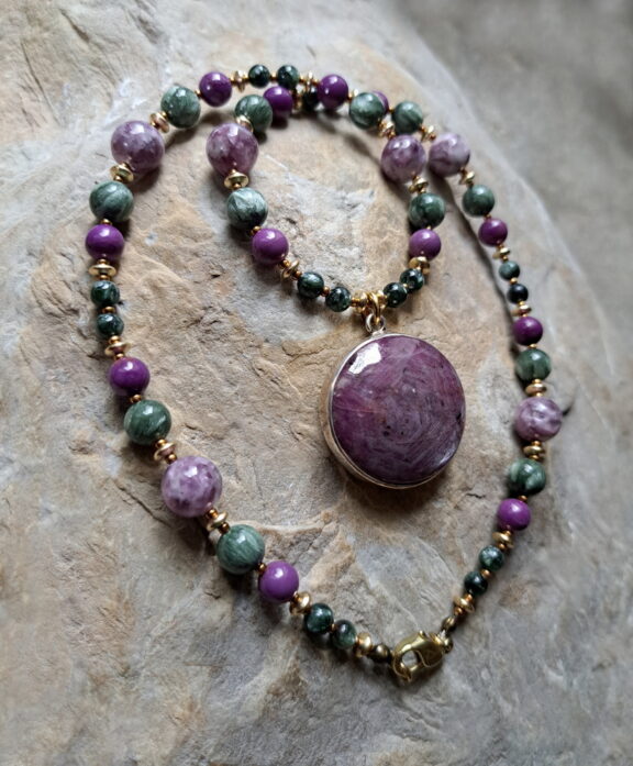 Sternrubin Edelsteinkette - handgemachte Schmuckunikate