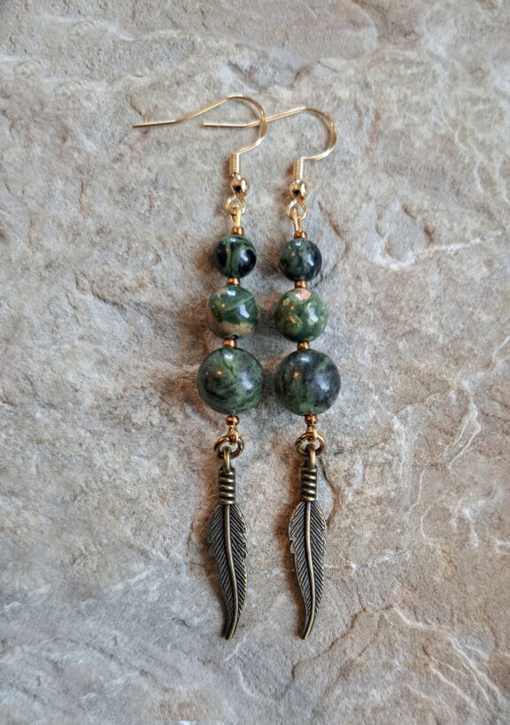 Sterling-Silber_ohrringe mit Feder und Heilsteinperlen aus Kabamba-Jaspis - handgemachter Ohrschmuck