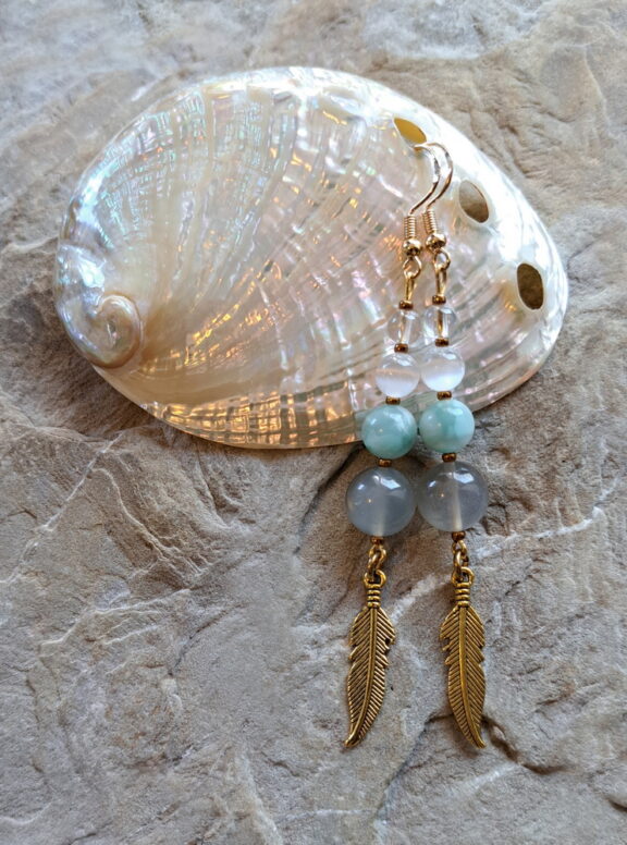 Edelstein-Ohrschmuck aus Mondstein- und Angelitperlen mit goldener Feder als Anhänger