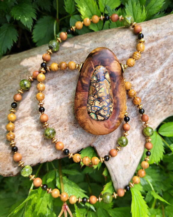 Opal in Eichenholzbaumperlenanhänger