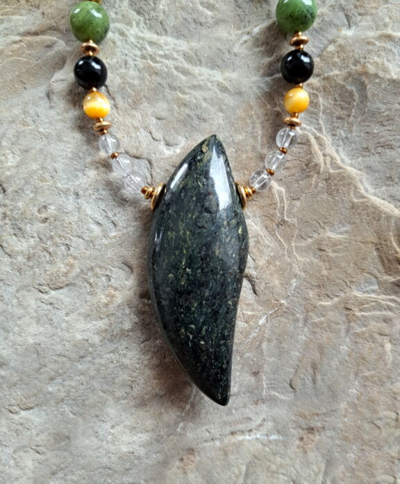 Eklogit Naturstein Anhänger von Hand geschliffen