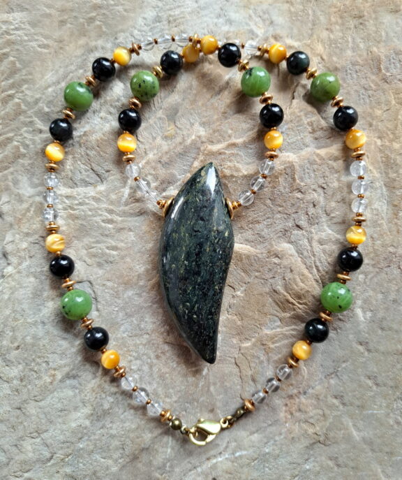 Eklogit Naturtstein Anhänger an Perlenkette aus Tigerauge, Bergkristall, Nephrit und Regenbogenobsidian
