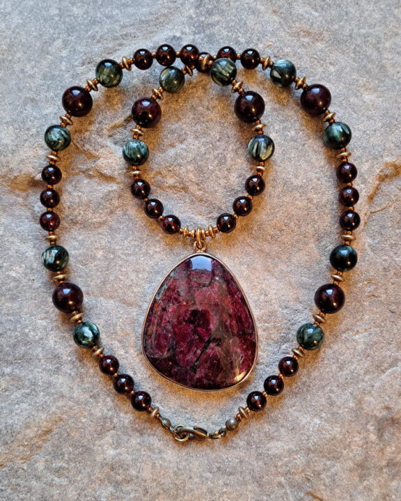 Eudialyth-Anhänger an Edelsteinkette aus Granat und Seraphinit - Schmuck aus Perlen