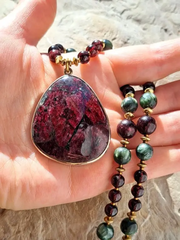 Eudialyth-Anhänger an Edelsteinkette aus Granat und Seraphinit - edler Damenschmuck