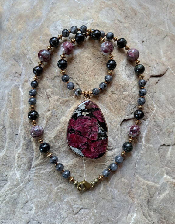 Eudialyt Amulett Anhänger Edelsteinkette Heilsteinschmuck