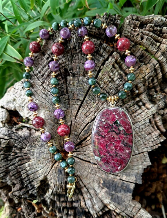 Eudialyt-Anhänger an Heilsteinkette - echter Edelschmuck