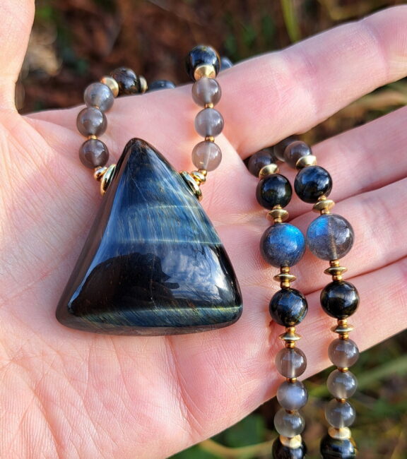 Handgeschliffenes Falkenauge Amulett