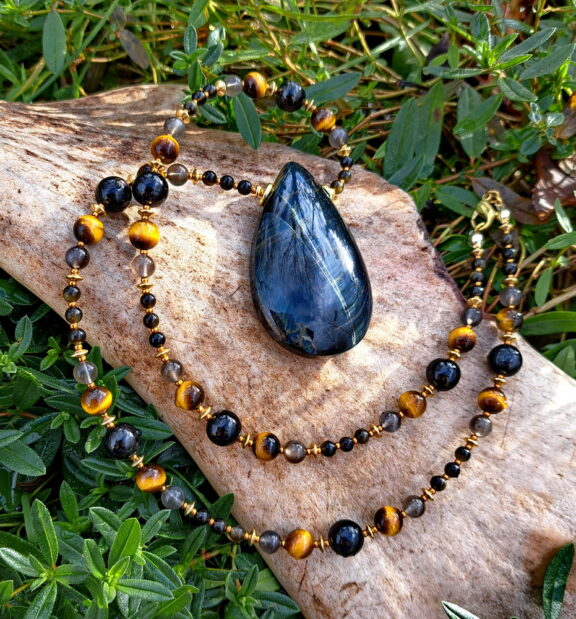 Falkenauge Amulett an einer Kette aus Tigerauge-, Goldobsidian-, Hypersthen und Mondsteinperlen