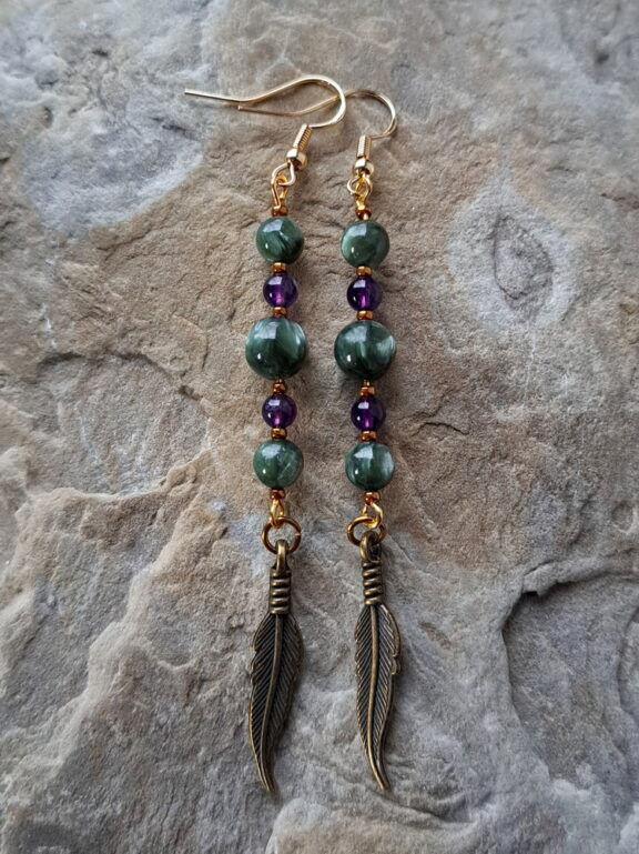 Ohrschmuck mit Heilsteinperlen aus Seraphinit und Amethyst - getragen von Sterling-Silber
