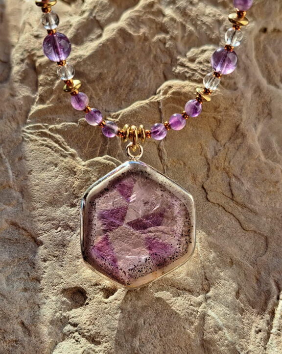 Fenster Amethyst Anhänger an Heilsteinkette aus Amethyst und Bergkristall Perlen