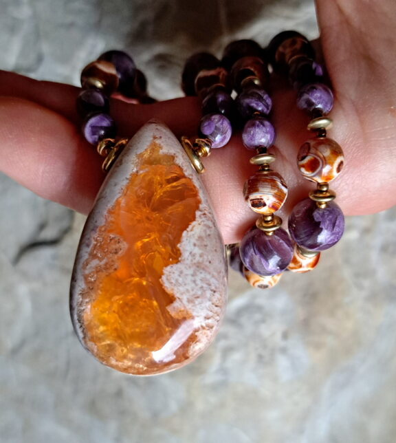 Zarter Feueropal-Anhänger - handgefertigter Edelsteinschmuck mit Heilsteinperlen aus lilanem Muskovit und Augenachat - Trachtenschmuck der besonderen Art