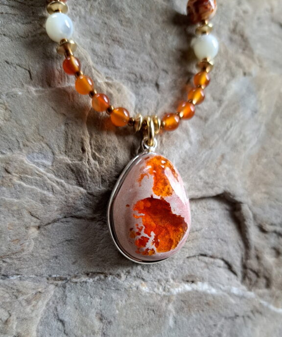 Zarter Feueropal-Anhänger - Edelsteinschmuck mit Steinperlen aus Karneol und Perlmutt - besonderer Schmuck für besondere Anlässe