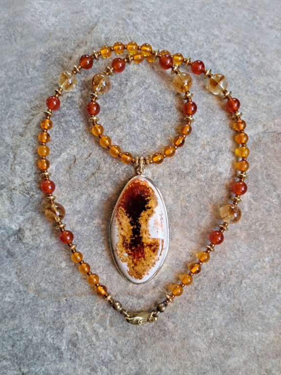 Alternativer Schmuck als Heilsteinkette: Feuer-Opal-Anhänger mit Edelsteinperlen - von Hand gefertigt