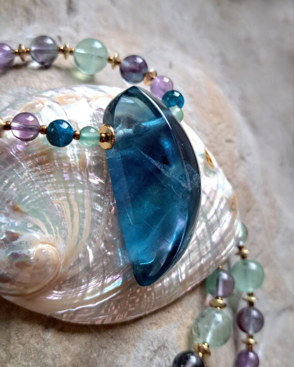 Fluorit Naturstein Anhänger an Edelsteinkette aus Fluorit, Amethyst und Apatit