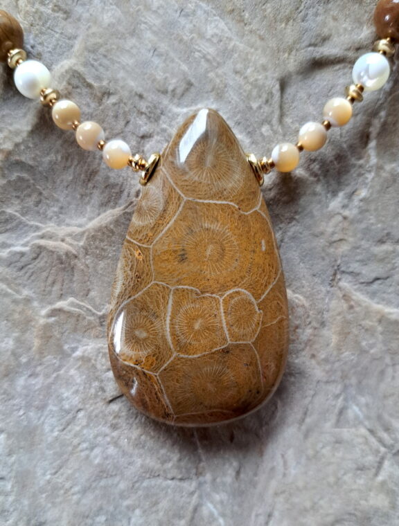 Fossile Koralle Anhänger - handgeschliffen