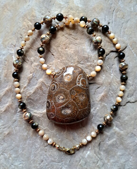 Fossile Koralle Amulett - handgeschliffen